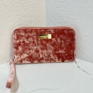 Adrienne Vittadini Studio Blush Pink Velvet Zip Wristlet Wallet – Excellent